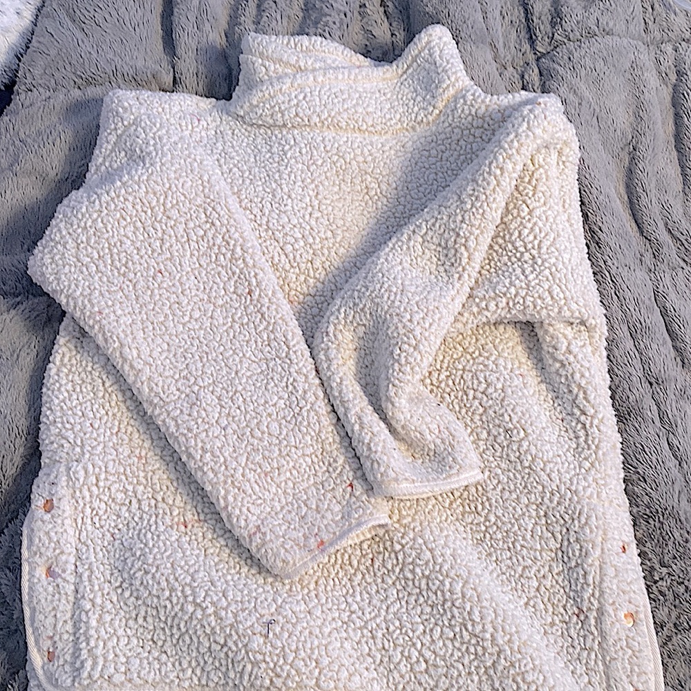 Cream w/ rose gold buttons hardly worn teddy bear jacket